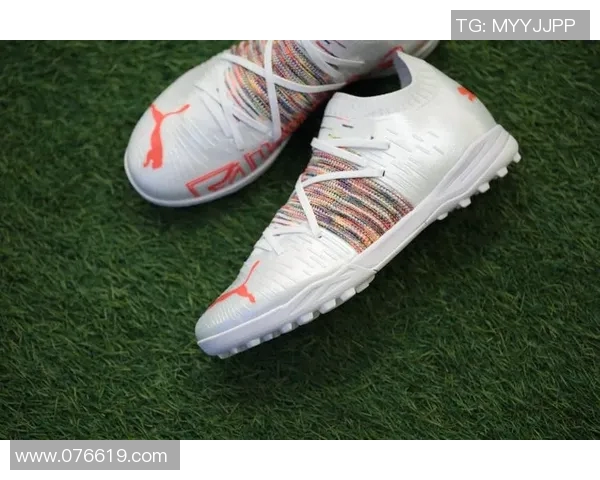 足球明星签名鞋子精美图片展示与介绍让你领略球场风采